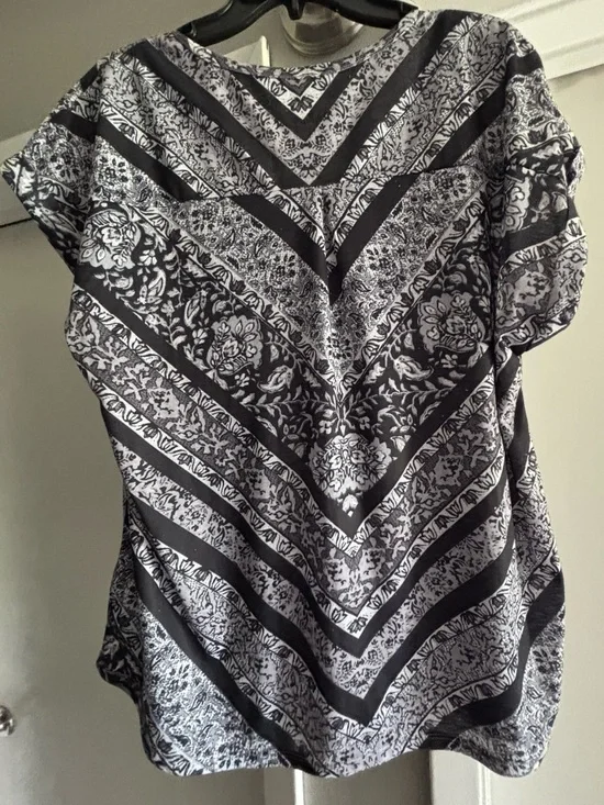 Style & Co. Black and White V-Pattern Short Sleeve Top - Picture 2 of 5